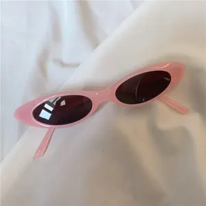 Vintage rosa Katzenauge Sonnenbrille für Damen, schmale Retro Sonnenbrille für den Alltag.