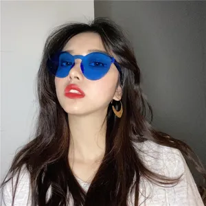 Detailweergave van stijlvolle blauwe rimless transparante zonnebril, retro jelly-stijl.