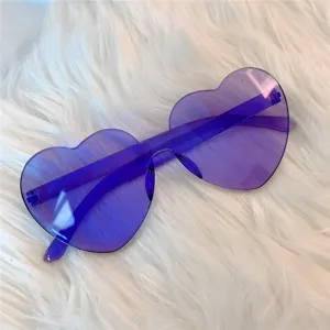 Detaillierte Nahaufnahme trendiger violetter herzförmiger Sonnenbrille ohne Rahmen klar.