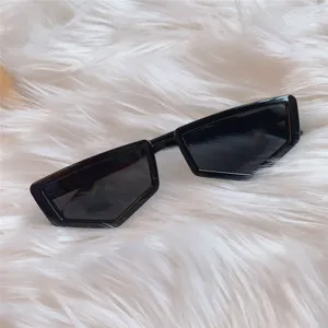 Schwarze schmale polygonale Sonnenbrille Detailansicht, trendiges Retro futuristisches Accessoire.