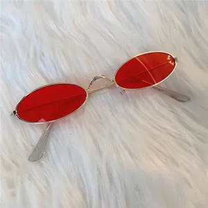 Retro rote ovale Sonnenbrille mit goldenem Metallrahmen, trendige Indie-Sonnenbrille.