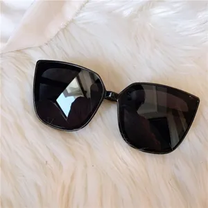 Schwarze Damen Sonnenbrille mit grossem Gestell, stylischer UV-Schutz fur den Sommer.