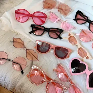 Trendige rosa Mode Sonnenbrille Set mit süßem Herz und Retro Vintage Stil für Damen.