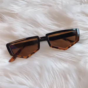 Schicke vintage geometrische Cat Eye Sonnenbrille mit polygonem Rahmen und braunen Gläsern Detail.