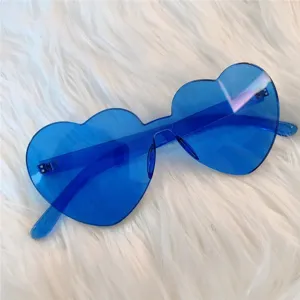 Nahaufnahme der blauen transparenten herzförmigen Sonnenbrille, stilvolles Accessoire.