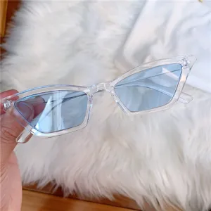 Klare schmale Cat-Eye-Sonnenbrille mit hellblauen Gläsern, Vintage-Stil Mode Brillen Detail.