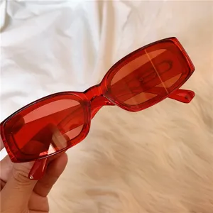 Modische rote transparente Sonnenbrille fuer Damen, schicke ovale Retro-Sonnenbrille.