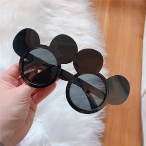 Schwarze Mickey Maus Sonnenbrille Detailansicht, süße Cartoon Brille Nahaufnahme neu.