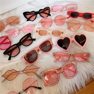 Rosa Herz und Katzenauge Mode Sonnenbrille Detailaufnahme, trendy süsse Streetwear Brille.