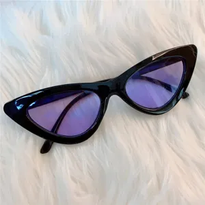 Schwarze Cat-Eye-Sonnenbrille mit lila Gläsern Detailansicht, Retro-Punk-Sonnenbrille nahaufnahme.