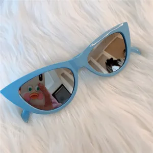 Helleblaue Katzenaugen-Sonnenbrille, trendiges Retro-Design für den Alltag und Mode-Chic.