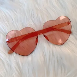 Rote herzförmige Sonnenbrille für Damen, trendige randlose Brille, ästhetische Party-Accessoires.