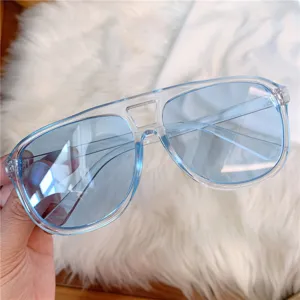Transparente hellblaue Aviator Sonnenbrille Detailansicht, stilvolle und moderne Brille.