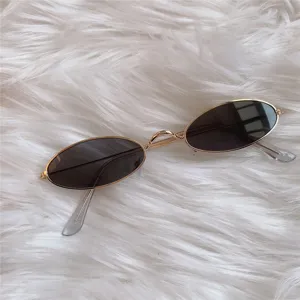 Vintage kleine ovale Sonnenbrille mit dünnem Goldmetallrahmen und dunklen Gläsern