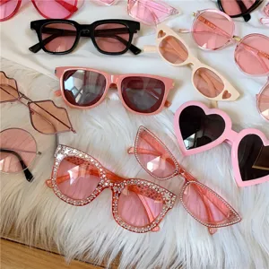 Modische rosa Sonnenbrillen im Set mit Herz- und Retro-Stilen für coole Street-Style-Looks.