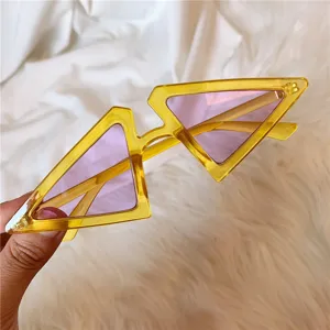 Trendige dreieckige Sonnenbrille mit gelben Gestellen und lila Gläsern für stilvolle Outdoor-Mode.