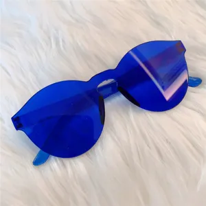 Detailansicht einer blauen Modesonnenbrille mit leuchtender Farbe und einzigartigem Rahmen.