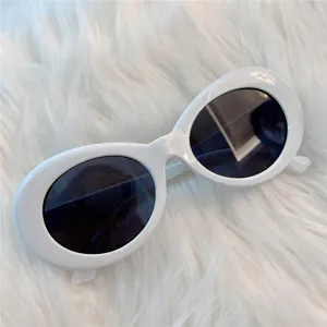 Retro weiße ovale Sonnenbrille für Damen, trendige dicke Vintage-Brille für den Alltag.