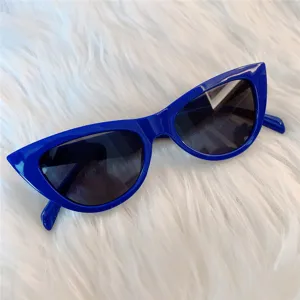 Detailansicht stylischer blauer Cateye Sonnenbrille mit glänzendem Gestell für Damen.