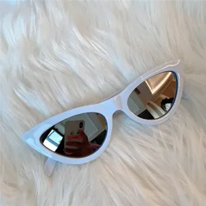 Weiße Katzenaugen Sonnenbrille mit Spiegelgläsern, schmaler Vintage Rahmen für modischen Look.