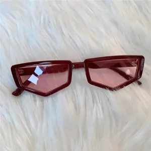 Rote Vintage Katzenaugen Sonnenbrille Detailansicht, einzigartiger kleiner Dreiecksrahmen.