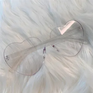 Transparente herzförmige Sonnenbrille Detailansicht, trendiges Mode-Accessoire für Damen.