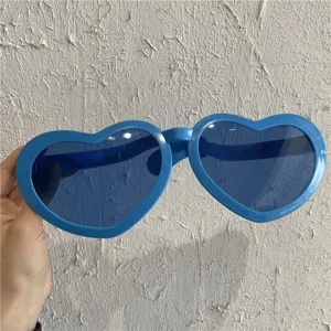 Große herzförmige blaue Sonnenbrille für Party Fotorequisiten und lustiges Festival Kostüm.