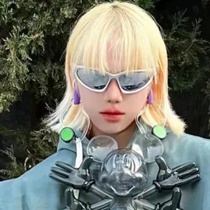 Detailaufnahme der futuristischen Y2K Silber Sonnenbrille mit coolem Streetwear Look.