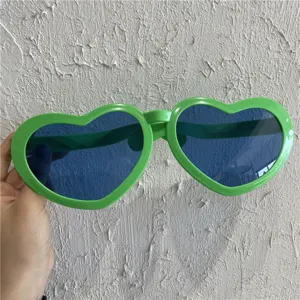 Übergroße herzförmige Sonnenbrille für Party, lustiger grüner Rahmen blaue Gläser Requisite.