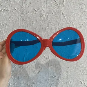 Riesige lustige Party-Sonnenbrille mit rotem Gestell und blauen Gläsern für Selfies.