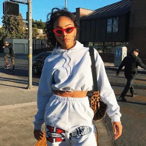 Rote Katzenauge Sonnenbrille Streetwear Detailansicht, vintage Retro Brille fur Damen Trend.