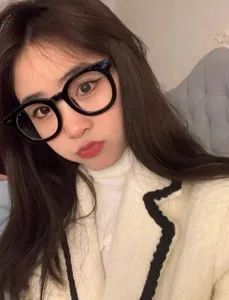 Gafas de montura negra gruesa para mujer, lentes transparentes redondas de moda para el día a día.