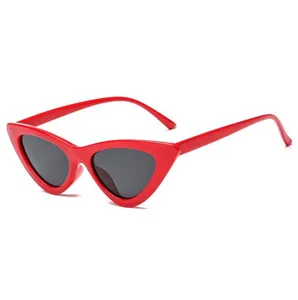 Rote Retro-Cat-Eye-Sonnenbrille, trendiges Dreiecksdesign, leichter Augenschutz.