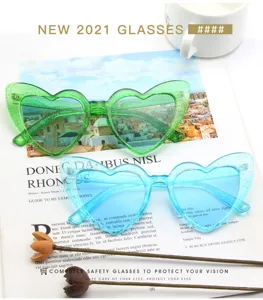 Nahaufnahme der trendigen Herz-Glitzer-Sonnenbrille in Grün und Blau, stylisches Accessoire.