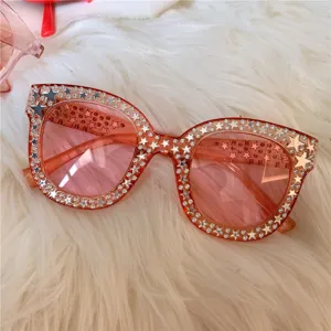 Rosa Strass-Stern Sonnenbrille Detail, Vintage Cat-Eye Sonnenbrille für Damen Streetstyle.