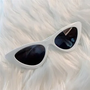 Weisse Katzenauge Sonnenbrille Detailaufnahme, vintage schmaler Rahmen modische Damensonnenbrille.