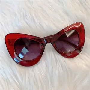 Rote Vintage Katzenauge Sonnenbrille Detailansicht, extravagante Retro kleine dreieckige Sonnenbrille.