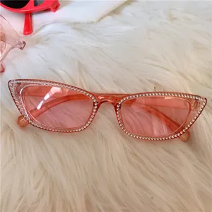 Rosa Strass Katzenauge Sonnenbrille Detailansicht, modische Vintage Damen Brille im Alltag.