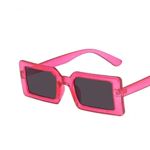 Retro quadratische Sonnenbrille für Damen, trendiger pinker transparenter Rahmen mit dunklen Gläsern.