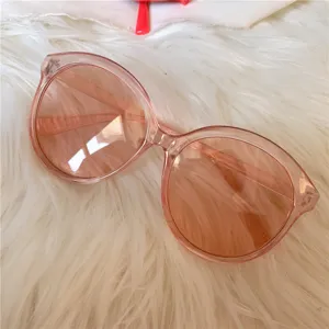Schicke rosa transparente Oversize Sonnenbrille fuer Damen, retro suesser Street-Style.