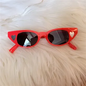 Rote Katzenaugen-Sonnenbrille mit Herzakzenten, modische Vintage-Sonnenbrille für Damen.