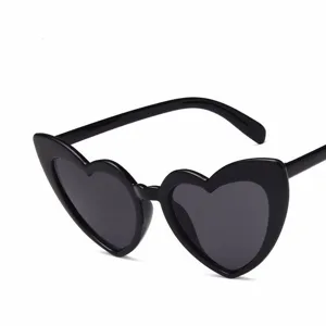 Schwarze herzförmige Sonnenbrille für Damen, modischer UV400 Sonnenschutz, stylisch.
