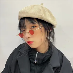 Modische kleine herzförmige Sonnenbrille und beigefarbene Cordmütze für Damen Streetwear.