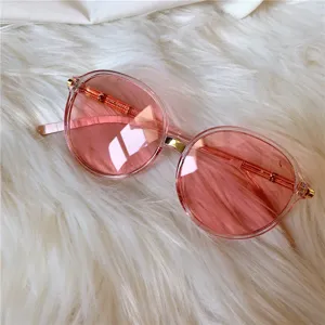 Rosa runde Sonnenbrille für Damen, süße Vintage Brille mit transparentem Gestell im Streetstyle.
