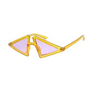 Modische geometrische Dreieck-Sonnenbrille mit gelben Gestellen und lila Gläsern für Damen.
