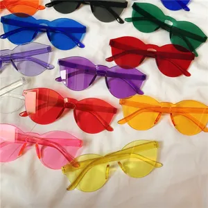 Gedetailleerd overzicht van kleurrijke doorschijnende zonnebrillen, retro festivalstijl.