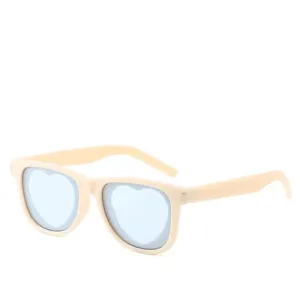 Retro Sonnenbrille in Beige mit hellblauen Herzgläsern für trendige tägliche Alltagsmode.