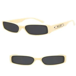 Nahaufnahme Detailansicht der Retro-Sonnenbrille mit Cremefarbenem Rahmen und dunklen Gläsern.