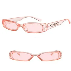 Retro rosa schmale rechteckige Sonnenbrille, stilvolle transparente Fassung für Outfits.