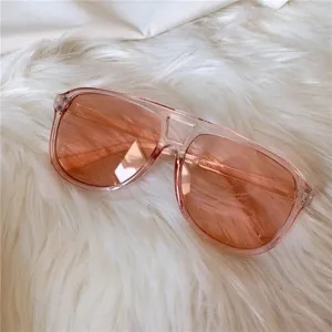 Rosa Oversize Sonnenbrille fuer Damen, retro vintage Stil Sonnenbrille mit klarem Rahmen.